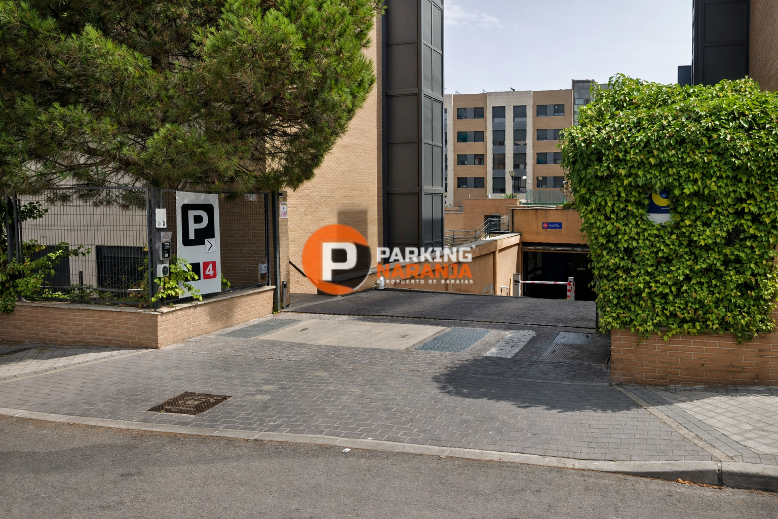 Parking subterráneo con plazas amplias e iluminación LED